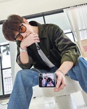 Harit Cheewagaroon Instagram - พับทั้งวัน พับทั้งคืน #GalaxyZFlip5 
#withGalaxy 
#TeamGalaxy 
#JoinTheFlipSide
