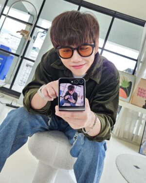 Harit Cheewagaroon Instagram - พับทั้งวัน พับทั้งคืน #GalaxyZFlip5 
#withGalaxy 
#TeamGalaxy 
#JoinTheFlipSide