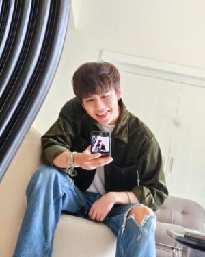 Harit Cheewagaroon Instagram - พับทั้งวัน พับทั้งคืน #GalaxyZFlip5 
#withGalaxy 
#TeamGalaxy 
#JoinTheFlipSide