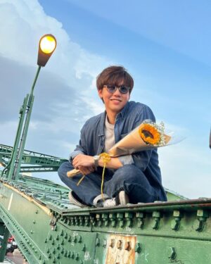 Harit Cheewagaroon Instagram - ถือดอกไม้ตามเทรน  @baddy3friends.official