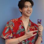 Harit Cheewagaroon Instagram - ขอส่ง Halls XS Duo flavors ให้ Duo ของผมนะคร้าบบ 2 รสชาติ แห่งโลก Multiverse รสแตงโมและบลูเบอร์รี่ ในกล่องเดียว เย็นสดชื่นได้แบบสนุกมากขึ้น กล่อง Limited Edition จากหนัง Spiderman Across the Spider-Verse คูลมากๆ มาทายกันว่าใครคือDuo ของผมมมม ! #HallsXSDuoFlavors #BreatheForIt