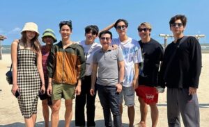 Harit Cheewagaroon Instagram - พึ่งมาสำนึกได้ว่าไม่มีรูป เพราะสนุกไปนิด เลยต้องขออนุญาติขโมยรูปคนอื่น ขอให้เจริญๆ🙏🏻 จบการรีวิว #gmmtvouting2023