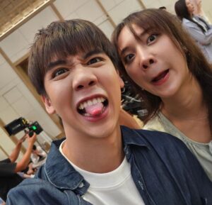 Harit Cheewagaroon Instagram - ถ้ารูปดีๆมันมีเยอะแล้ว…โจทย์เลยออกมาเป็นหน้า+ท่าที่น่าเกลียดที่สุด และนี่คือคำตอบ เบิ้ดเดย์เพื่อนรัก🎁