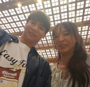 Harit Cheewagaroon Instagram - ถ้ารูปดีๆมันมีเยอะแล้ว…โจทย์เลยออกมาเป็นหน้า+ท่าที่น่าเกลียดที่สุด และนี่คือคำตอบ เบิ้ดเดย์เพื่อนรัก🎁