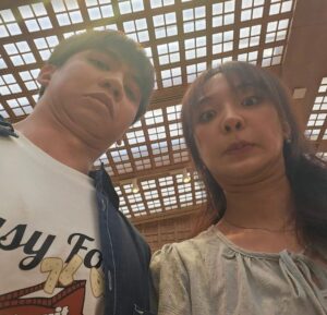 Harit Cheewagaroon Instagram - ถ้ารูปดีๆมันมีเยอะแล้ว…โจทย์เลยออกมาเป็นหน้า+ท่าที่น่าเกลียดที่สุด และนี่คือคำตอบ เบิ้ดเดย์เพื่อนรัก🎁
