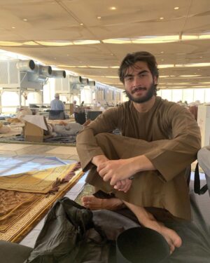 Haroon Kadwani Instagram - At the home of my beloved Prophet Muhammad ﷺ
In solitude for the next 10 days 🤲🏻 Keeping you all in my prayers 💙