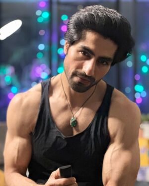 Harshad Chopda Instagram - Every holi we are  supposed to let go off things which are not good for us. 
This holi I’m letting go off…

Sharam 😂😂😂

P.s - happy holi