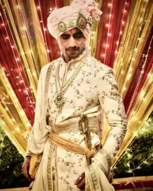 Harshad Chopda Instagram - Geared up for the D-Day !

#yrkkh #yehrishtakyakehlatahai #indianwedding #marwadi #groom #normandylandings #worldwar2 #armour #sword #gearsofwar