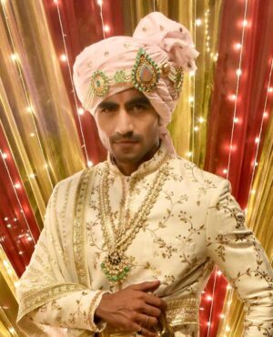 Harshad Chopda Instagram - Geared up for the D-Day !

#yrkkh #yehrishtakyakehlatahai #indianwedding #marwadi #groom #normandylandings #worldwar2 #armour #sword #gearsofwar