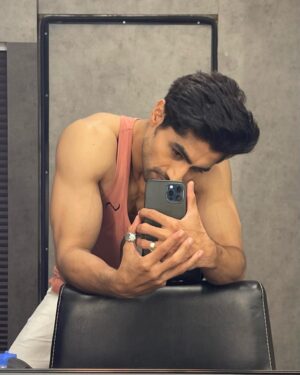 Harshad Chopda Instagram - Why do I feel like a fool 🤷🏻‍♂️🤷🏻‍♂️🤷🏻‍♂️

Happy fools day !

P.s- one fool makes many 😎