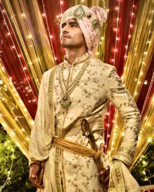 Harshad Chopda Instagram - Geared up for the D-Day !

#yrkkh #yehrishtakyakehlatahai #indianwedding #marwadi #groom #normandylandings #worldwar2 #armour #sword #gearsofwar