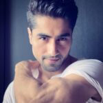 Harshad Chopda Instagram - They say everybody has a doppelgänger ! I wish to know , meet , see mine. leads are more than welcome :) #testing #the #doppelgänger #theory #socialmedia #utilization #smallworld #selfportrait Mumbai, Maharashtra