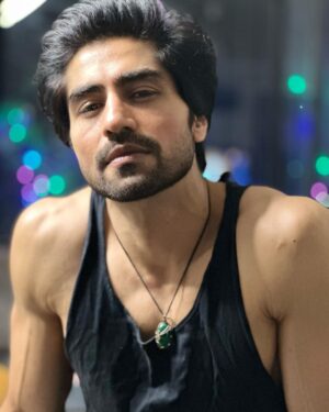 Harshad Chopda Instagram - Every holi we are  supposed to let go off things which are not good for us. 
This holi I’m letting go off…

Sharam 😂😂😂

P.s - happy holi