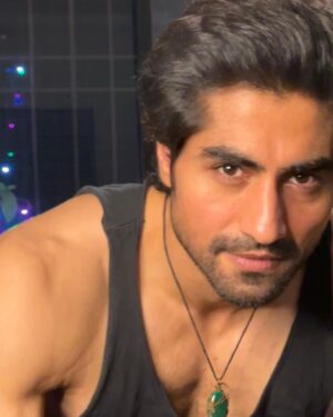 Harshad Chopda Instagram - Every holi we are  supposed to let go off things which are not good for us. 
This holi I’m letting go off…

Sharam 😂😂😂

P.s - happy holi