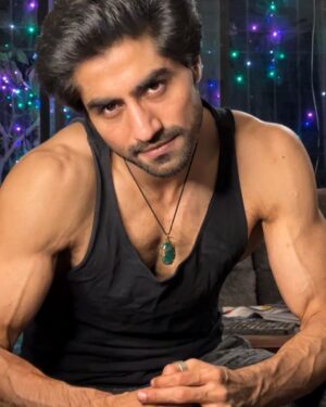 Harshad Chopda Instagram - Every holi we are  supposed to let go off things which are not good for us. 
This holi I’m letting go off…

Sharam 😂😂😂

P.s - happy holi