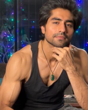 Harshad Chopda Instagram - Every holi we are  supposed to let go off things which are not good for us. 
This holi I’m letting go off…

Sharam 😂😂😂

P.s - happy holi