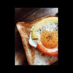 Haruma Miura Instagram - いつかの朝食🍳🍞 フライパンに輪切りにしたパプリカ置いて、その中心に卵落としただけ、あ、皆さん知ってましたか？　白身の部分に塩を振ると早く火が通るから キミの部分は半熟のまま、焼き上がりやすい！って　キミはとろーりと食べられるし、面白いからやってみて！ #これ #パプリカ #輪切り #じゃないじゃん　ってね 笑 黄色と、赤のパプリカ #おうち時間 #おうちごはん