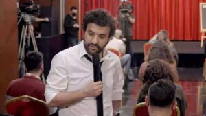 Hasan Can Kaya Instagram - EFSANE BİR SEZON FİNALİYLE küçük bir tatile giriyoruz.. Konuşanlar ,sayenizde Tam 103 Bölümdür (31 Bölüm YouTube, 72 Bölüm Exxen) sürekli daha ileriye giden ivmeyle, rekorlarla taçlanan bir başarıyla devam ediyor 🔥❤️ Her ne kadar ekran başındakiler kadar, hatta daha fazla eğlensem de, yaratıcısı olduğumuz diğer projelerle ilginlenmek ve bir miktar kendimizle ilgilenmek (en azından bir kaç hafta normal uyumak vb :) için küçük bir molaya ihtiyacımız var. YENİ SEZON 1 EYLÜL’DE açılacak.. O zamana kadar en azından küçük bir telafi olur mu bilmem ama YOUTUBE SHOT’da daha önce yayınlamadığımız bölümlerden küçük parçalar yayınlayacağız.
SİZİ ÇOK SEVİYORUM ❤️❤️❤️