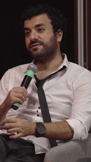 Hasan Can Kaya Instagram - Bu yıl başınıza gelen en iyi şey nedir? 😅
 #tbt
