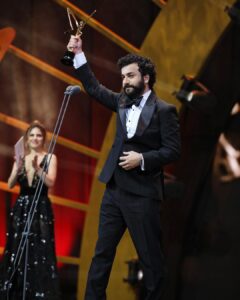 Hasan Can Kaya Instagram - Güldükçe ödülleri de çoğalttık 😉 Oy veren herkese çok teşekkürler😘#altinkelebek