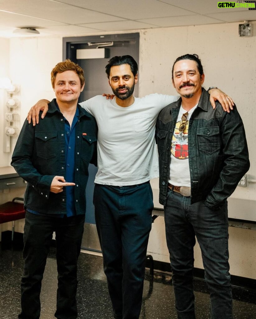 Hasan Minhaj Instagram - VANCOUVER. I’ve spent the past 3 weeks in your beautiful city. Dare I say, it’s like Seattle but cooler? My fav restaurants are The Lunch Lady and Seaport City Seafood. Thank me later. Nashville, St. Louis, Peoria, and Champaign, IL I’ll see ya this week 🛣️😎⁣ ⁣ 📸 @liahansenn & @xdanicostelox Vancouver, British Columbia