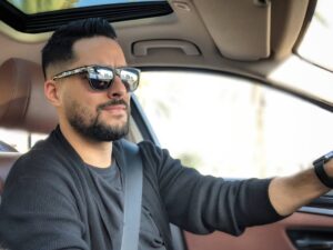 Hassan El Shafei Instagram - يوم الجمعة بننسى فيه تعب الإسبوع.. ماعدا الجمعة دي عشان عندي شغل كتير 😎  #music #friday #حسن_الشافعي #hassanelshafei