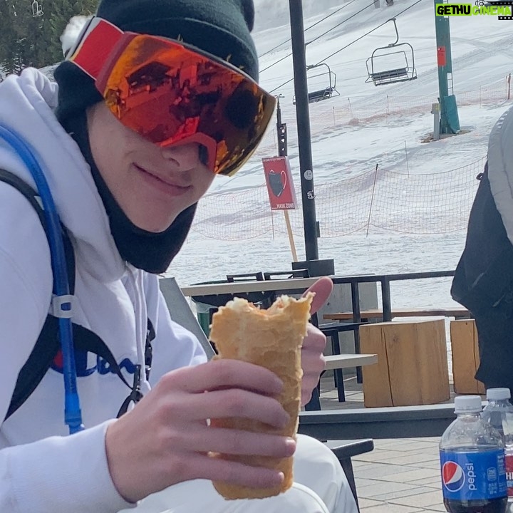 Hayden Summerall Instagram - snowboarding is honestly one of the most fun things to do with friends🏂 Big Bear Lake, California