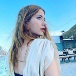 Hazal Kaya Instagram - Tam gülüyodum doğru dur dediler 🤷‍♀️ ☀️ 📸 @jiyankizilboga
