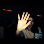 Hazal Kaya Instagram - Kalabalıkların içinde özgürce eğlenmenin kıymetini bilip,fotoğraf çekenlere minnacık ellerimle engel olmaya çalışmayacağıma söz veriyorum...hepiniz şahitsiniz...🥂🥲
