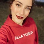 Hazal Kaya Instagram - Bordo rujumu sürdüm seni bekliyorum 2021❣️ Rica ediyorum bize iyi davran...Bak rica ediyorum 🤌 #2021benice #pleasebenice #wedeservebetter