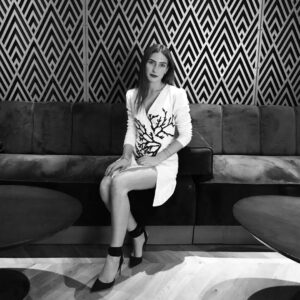 Hazar Motan Instagram - Beni #kırgınçiçekler veda gecemiz için hazırlayan dünya tatlısı @rtuncgulsen ve canım birtanem  @edaezgi ye sonsuz teşekkürler iyiki varsiniz❤️