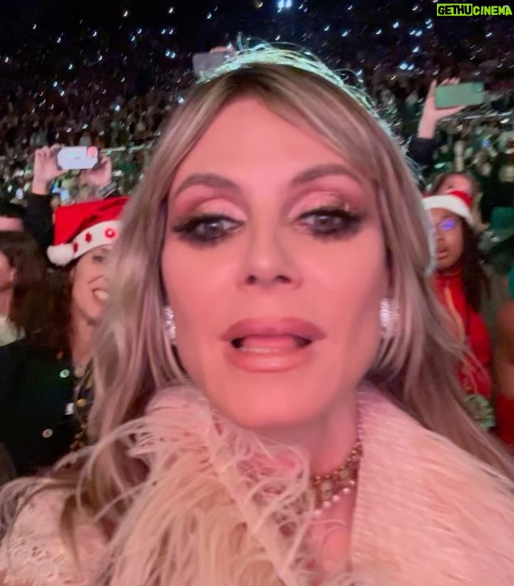 Heidi Klum Instagram - Magical Night with the one and only Queen of Christmas @mariahcarey 👑🎄❄️☃️🕯️❤️ Everyone on there feet singing and full of joy . Thank you for making beautiful memories with all of us. I love you ❤️