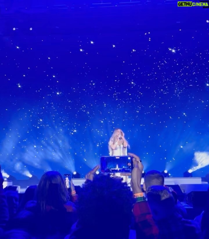 Heidi Klum Instagram - Magical Night with the one and only Queen of Christmas @mariahcarey 👑🎄❄️☃️🕯️❤️ Everyone on there feet singing and full of joy . Thank you for making beautiful memories with all of us. I love you ❤️