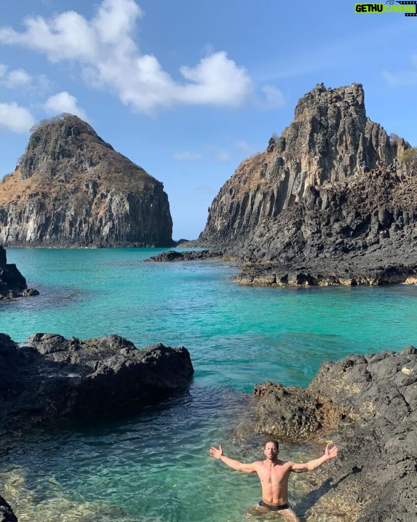 Henri Castelli Instagram - Noronha!!! Ilha mágica! Estou chegando hein!! #amonoronha❤️ https://www.instagram.com/reveillon.zemaria?igshid=NGVhN2U2NjQ0Yg== @atlantisdivers @dolphinnoronha @zemariasultanum @tucanoronha @discoveryassessoria Manhattan, New York