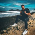 Henri Castelli Instagram - Não existe nada de completamente errado no mundo. Mesmo um relógio parado consegue estar certo duas vezes por dia.