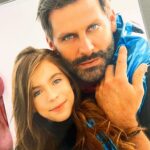 Henri Castelli Instagram - Eu e minha pequena! Olha que presente que achei aqui nesse domingo à noite!! Boa semana pra todos!! #deusnocomandosempre @dudacastellidespirito Estádio Cícero Pompeu de Toledo