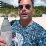 Henri Castelli Instagram - Nunca saio de férias, só preciso de tempo para um café.