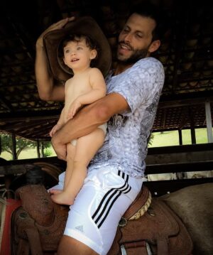 Henri Castelli Instagram - O pai é o primeiro amor de uma filha e o primeiro herói de
um filho. Dia mais importante pra mim está chegando!! #diadospais❤️