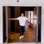 Henri Castelli Instagram - O @camarote_castelli está pronto para receber os torcedores do nosso @saopaulofc para uma experiência única! O espaço conta com uma infra estrutura incrível e decoração impecável! Assinado pela talentosa arquiteta @patriciamoreno.arq Além do esporte, o @camarote_castelli é uma excelente solução para eventos corporativos, marcas e co working. Em dias de jogos o ambiente familiar e receptivo aumenta ainda mais a experiência e emoção nas partidas. O buffet open food fica por conta dos nossos parceiros @villacolmeiapaes Open Bar não alcoólico com drinks sem álcool, refrigerante, água e suco. Convidamos a brindar conosco o pós jogo com o primeiro drink oferecido pela casa. Esperamos por você! Ingressos: link na Bio ou pelo WhatsApp 11 99010-2101 🎥 @rafacoradinioficial