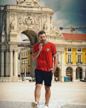 Henri Castelli Instagram - Entrevista muito especial pra @revistanovagente com @danibassit em Portugal! 
-
Contando um pouco da minha relação com o país!! 
-
Sobre trabalho e relações familiares!  A entrevista está disponível na edição deste mês e também no site da revista!!

Foto 📸
TITO CALADO