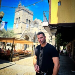 Henri Castelli Instagram - Afinal, a melhor maneira de viajar
é sentir! Em Portugal eh ainda melhor 🇵🇹❤️🙏🏻🥰🍷