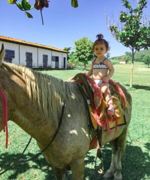 Henri Castelli Instagram - O pai é o primeiro amor de uma filha e o primeiro herói de
um filho. Dia mais importante pra mim está chegando!! #diadospais❤️
