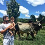 Henri Castelli Instagram - O pai é o primeiro amor de uma filha e o primeiro herói de um filho. Dia mais importante pra mim está chegando!! #diadospais❤️