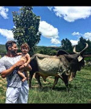 Henri Castelli Instagram - O pai é o primeiro amor de uma filha e o primeiro herói de
um filho. Dia mais importante pra mim está chegando!! #diadospais❤️