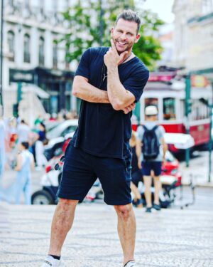 Henri Castelli Instagram - Entrevista muito especial pra @revistanovagente com @danibassit em Portugal! 
-
Contando um pouco da minha relação com o país!! 
-
Sobre trabalho e relações familiares!  A entrevista está disponível na edição deste mês e também no site da revista!!

Foto 📸
TITO CALADO