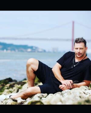 Henri Castelli Instagram - Entrevista muito especial pra @revistanovagente com @danibassit em Portugal! 
-
Contando um pouco da minha relação com o país!! 
-
Sobre trabalho e relações familiares!  A entrevista está disponível na edição deste mês e também no site da revista!!

Foto 📸
TITO CALADO