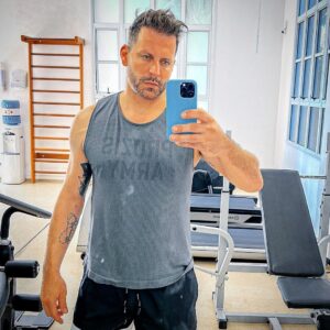 Henri Castelli Instagram - Aos poucos voltando pra minha rotina de saúde! Como eh bom se cuidar! Disciplina as vzs eh fazer oq não gostamos, mas cuidar da gente é e sempre será a melhor opção! Bom feriado pra noixxxx turminha!!

Sempre com a @prozis me apoiando @prozisportugal vem pro nosso mundo