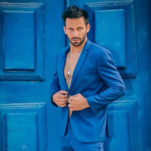 Henri Castelli Instagram - feel blue #door #bluesuit💙