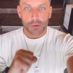 Henri Castelli Instagram - A tecnologia está cada vez mais presente em nossas vidas. Em nossa saúde não é diferente. Vim até a Human Clinic conhecer um procedimento de laser feito pelo cirurgião plástico Dr Leandro Faustino. Ele tira o excesso de volume e líquido que acumulamos na correria do dia-a-dia de maneira menos agressiva e com uma recuperação mais rápida! Obrigado toda equipe… @drleandrofaustino @humanclinicbr @arthur.engracia @drathamymotoki