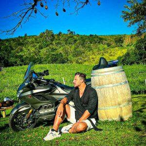 Henri Castelli Instagram - Na estrada com minha parceira @hondamotosbr #goldwing1800 na vinícola @vinicolavillasantamaria 

#rolezinhodiferente #vinicola #paz #amor #